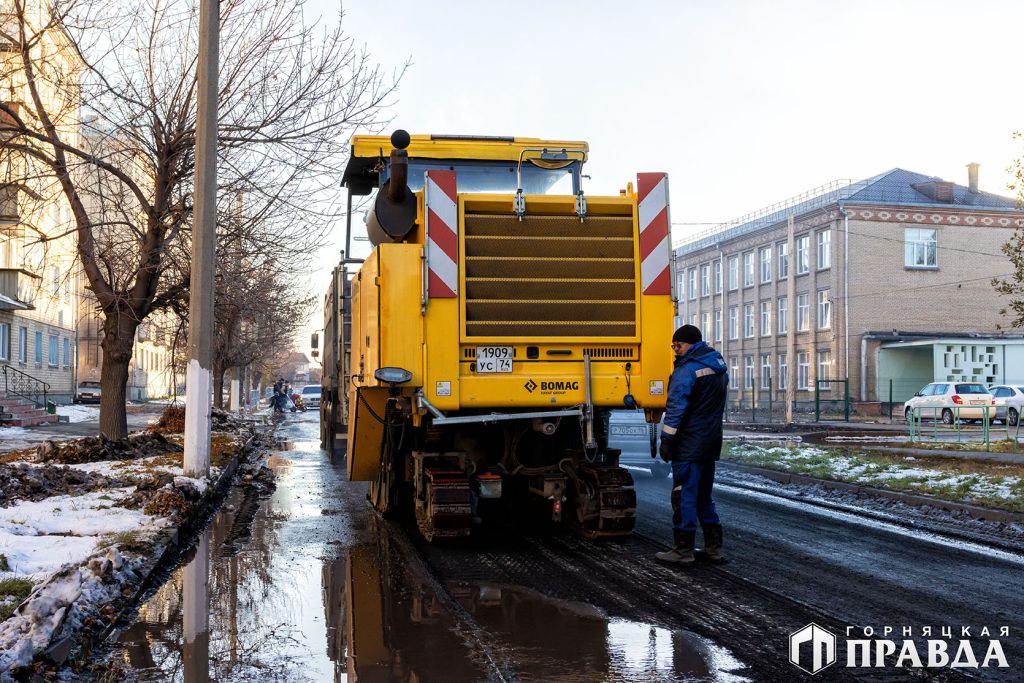 В Коркино хотят успеть до холодов закатать дорогу на улице Сони Кривой