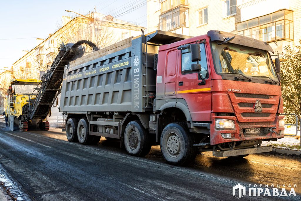 В Коркино хотят успеть до холодов закатать дорогу на улице Сони Кривой