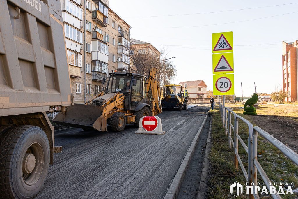 В Коркино начали асфальтировать дорогу на улице Сони Кривой