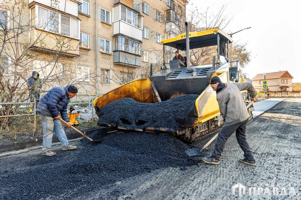 В Коркино начали асфальтировать дорогу на улице Сони Кривой