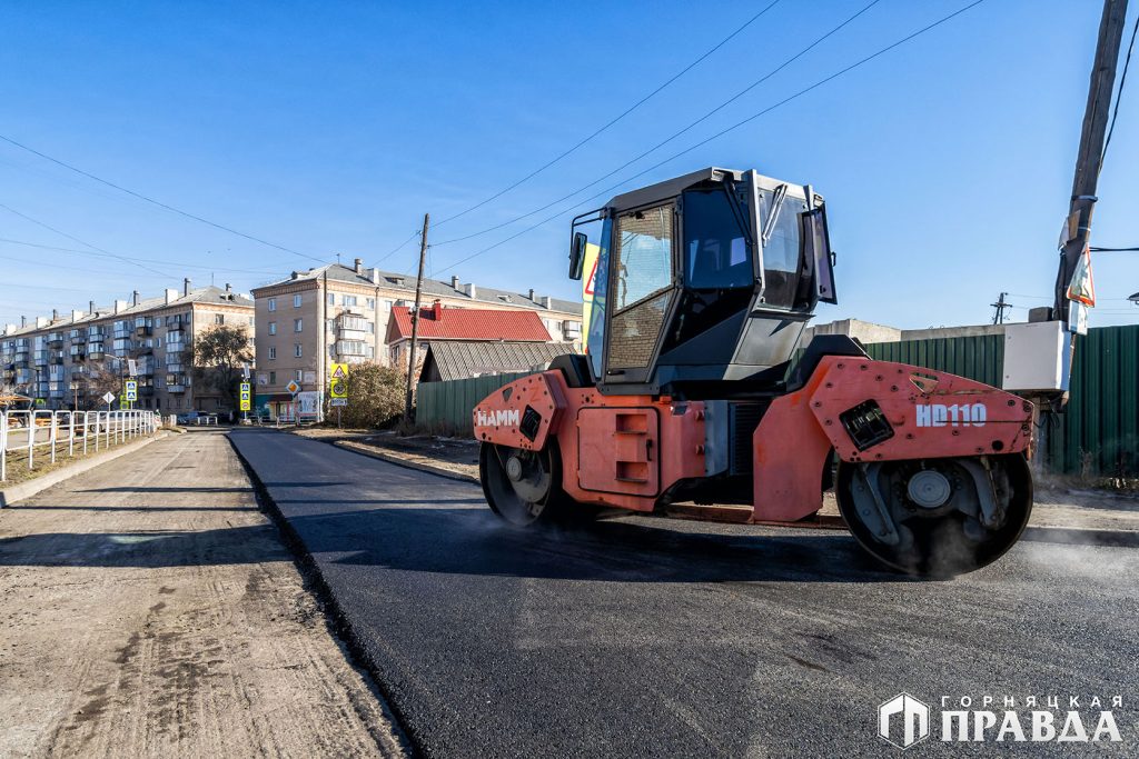 В Коркино начали асфальтировать дорогу на улице Сони Кривой