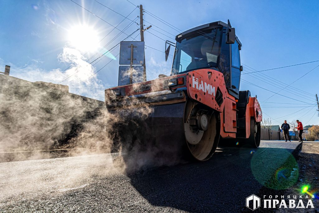 В Коркино начали асфальтировать дорогу на улице Сони Кривой