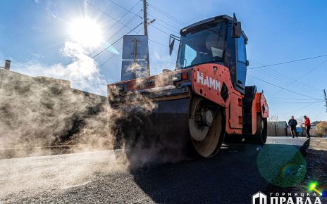 В Коркино начали асфальтировать дорогу на улице Сони Кривой