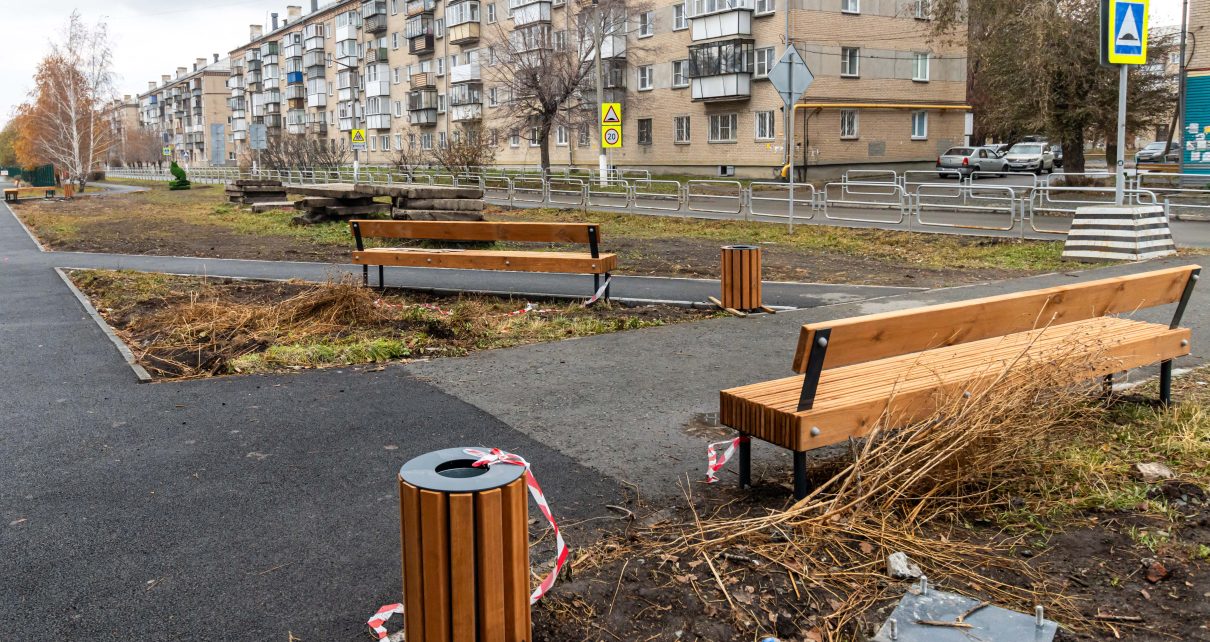 Почему в Коркино демонтировали зонтики над лавочками с улицы Сони Кривой?