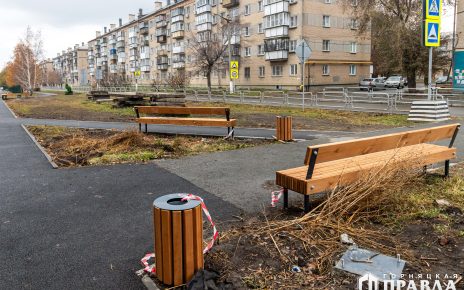 Почему в Коркино демонтировали зонтики над лавочками с улицы Сони Кривой?