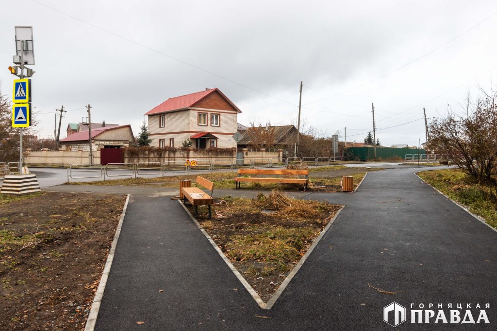 Почему в Коркино демонтировали зонтики над лавочками с улицы Сони Кривой?