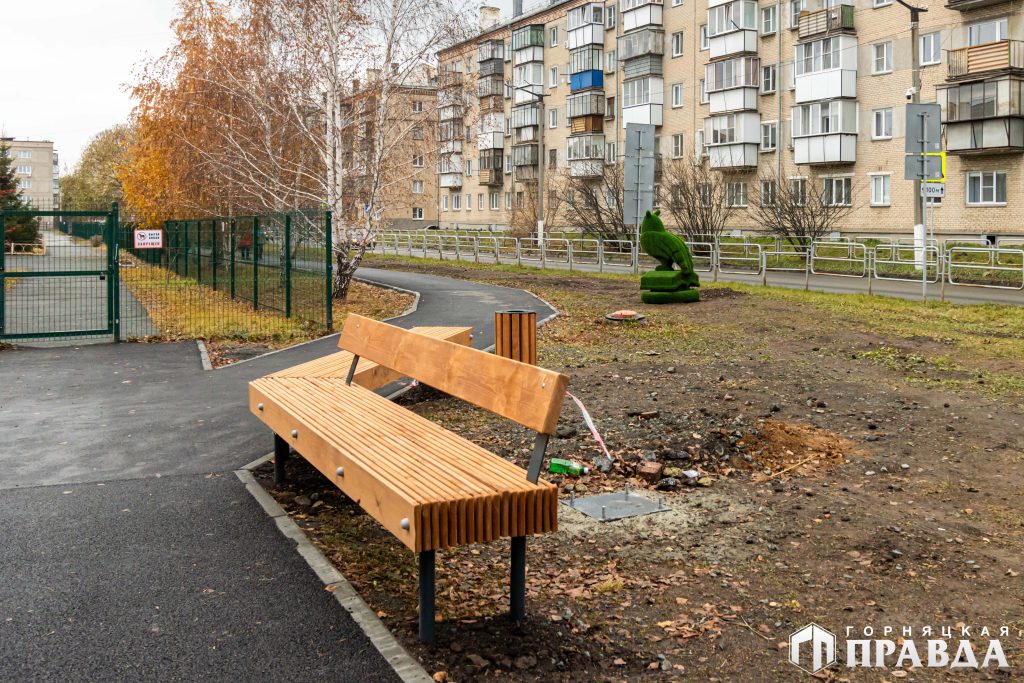 Почему в Коркино демонтировали зонтики над лавочками с улицы Сони Кривой?