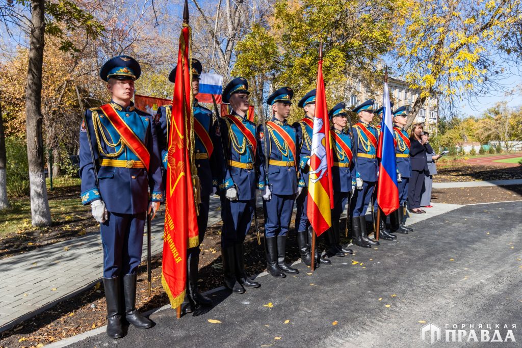 В коркинской школе установили памятный мемориал Герою России