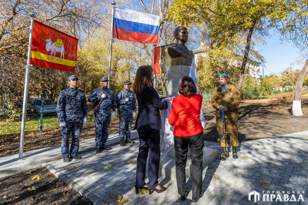 В коркинской школе установили памятный мемориал Герою России