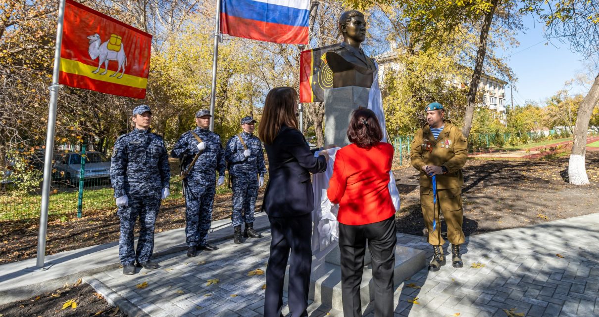 В коркинской школе установили памятный мемориал Герою России