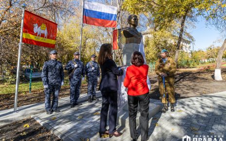 В коркинской школе установили памятный мемориал Герою России