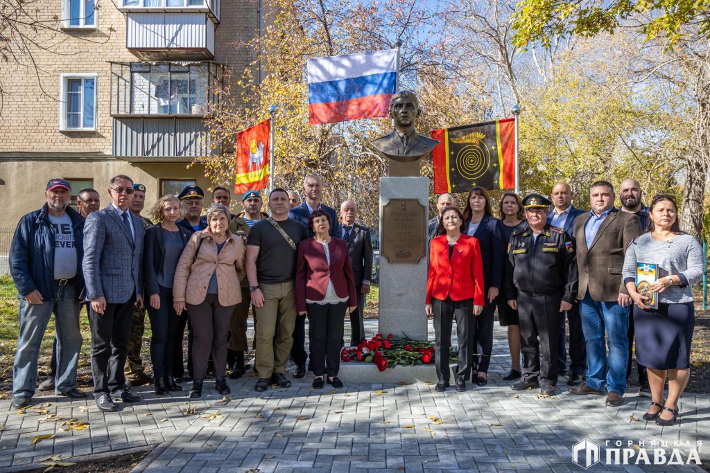 В коркинской школе установили памятный мемориал Герою России