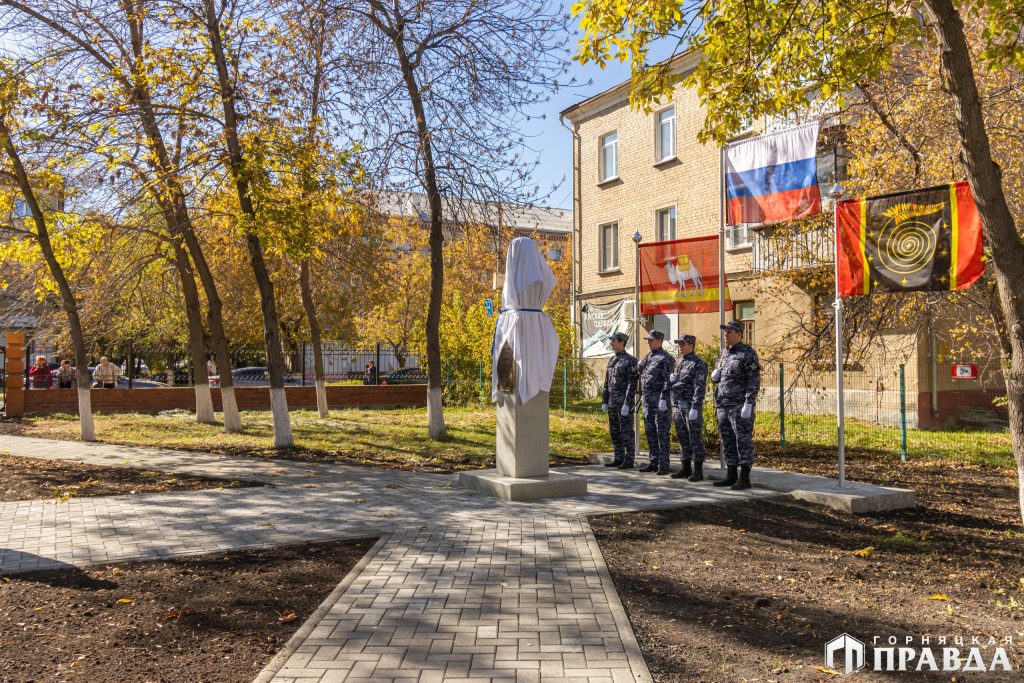 В коркинской школе установили памятный мемориал Герою России