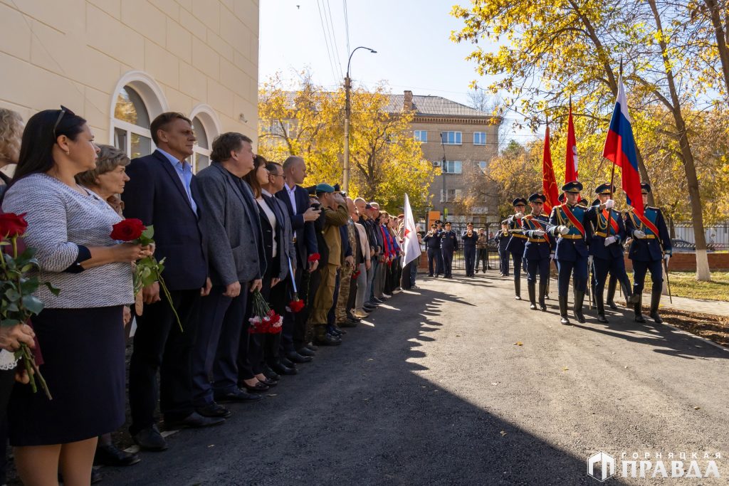 В коркинской школе установили памятный мемориал Герою России