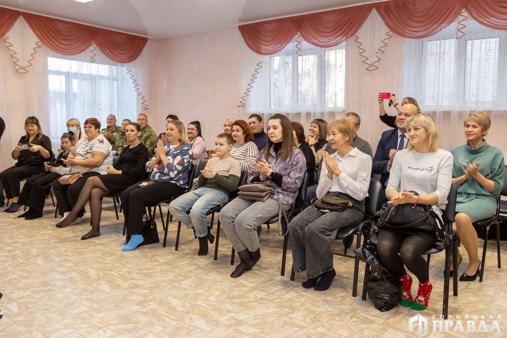 Сердечный концерт для солдатских матерей устроили сегодня в коркинском детском саду