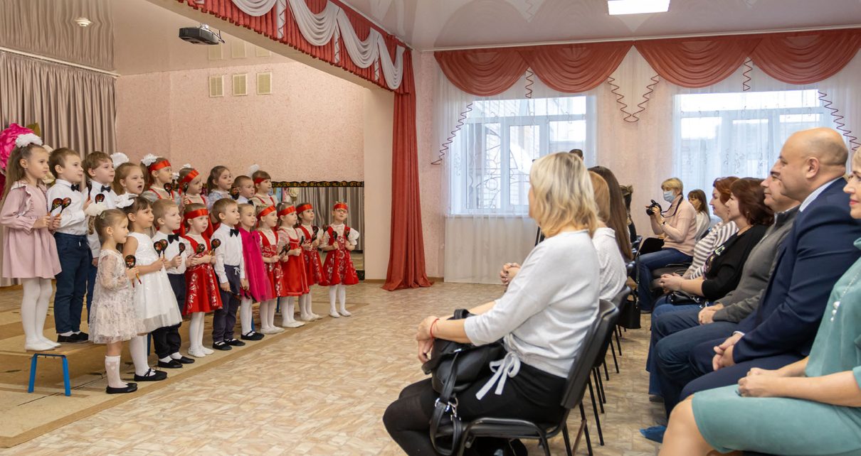 Сердечный концерт для солдатских матерей устроили сегодня в коркинском детском саду