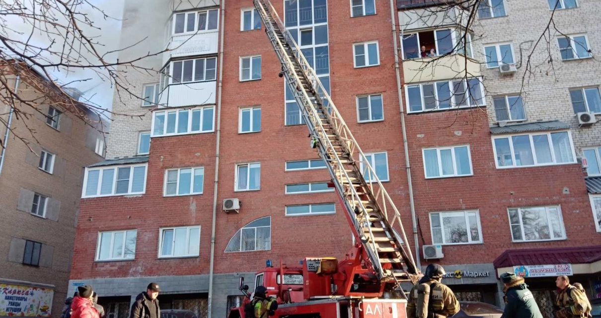 В Коркино горит квартира на шестом этаже многоквартирного дома