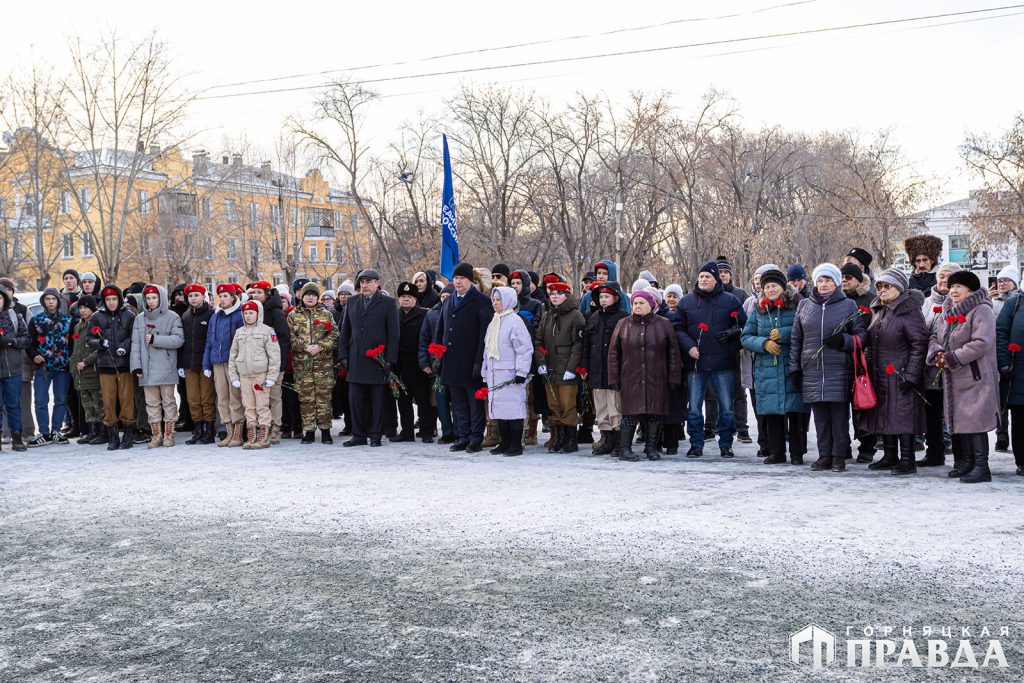 В Коркино в День героев Отечества на Аллее Памяти вновь зажгли Вечный огонь