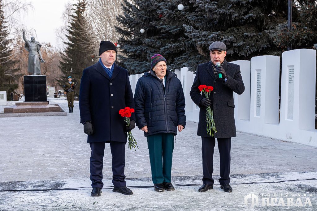 В Коркино в День героев Отечества на Аллее Памяти вновь зажгли Вечный огонь