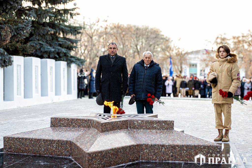 В Коркино в День героев Отечества на Аллее Памяти вновь зажгли Вечный огонь