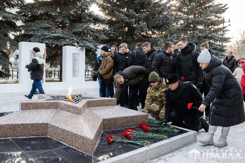 В Коркино в День героев Отечества на Аллее Памяти вновь зажгли Вечный огонь