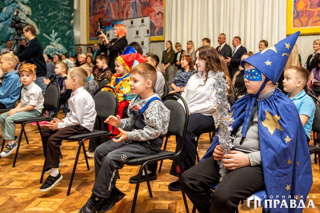 Тридцать коркинских ребятишек в канун праздника получили новогодние подарки