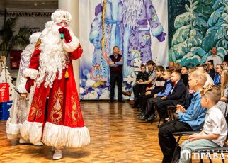 Тридцать коркинских ребятишек в канун праздника получили новогодние подарки