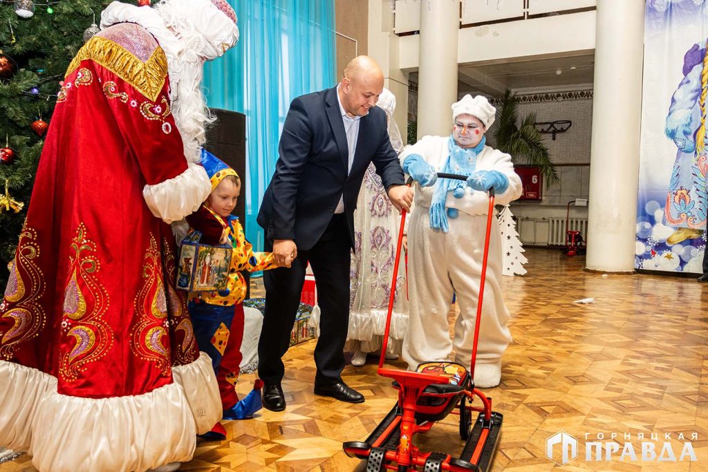 Тридцать коркинских ребятишек в канун праздника получили новогодние подарки