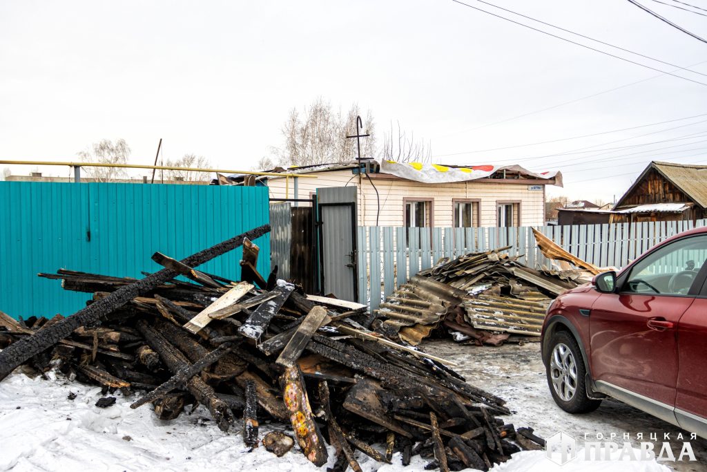 Глава Коркинского округа вручил благодарственные письма землякам, спасшим соседку из пожара