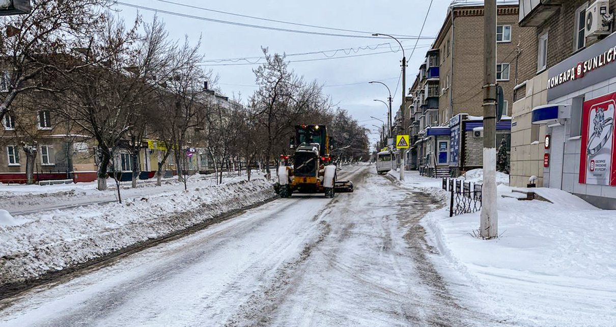 В Коркино дороги расчищают от снега с пяти утра