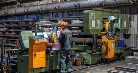 Студенты КГСТ окунулись на крановом заводе «Верта» в мир реальных профессий