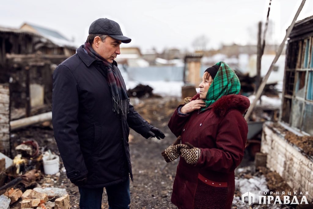 Глава Коркинского округа вручил благодарственные письма землякам, спасшим соседку из пожара