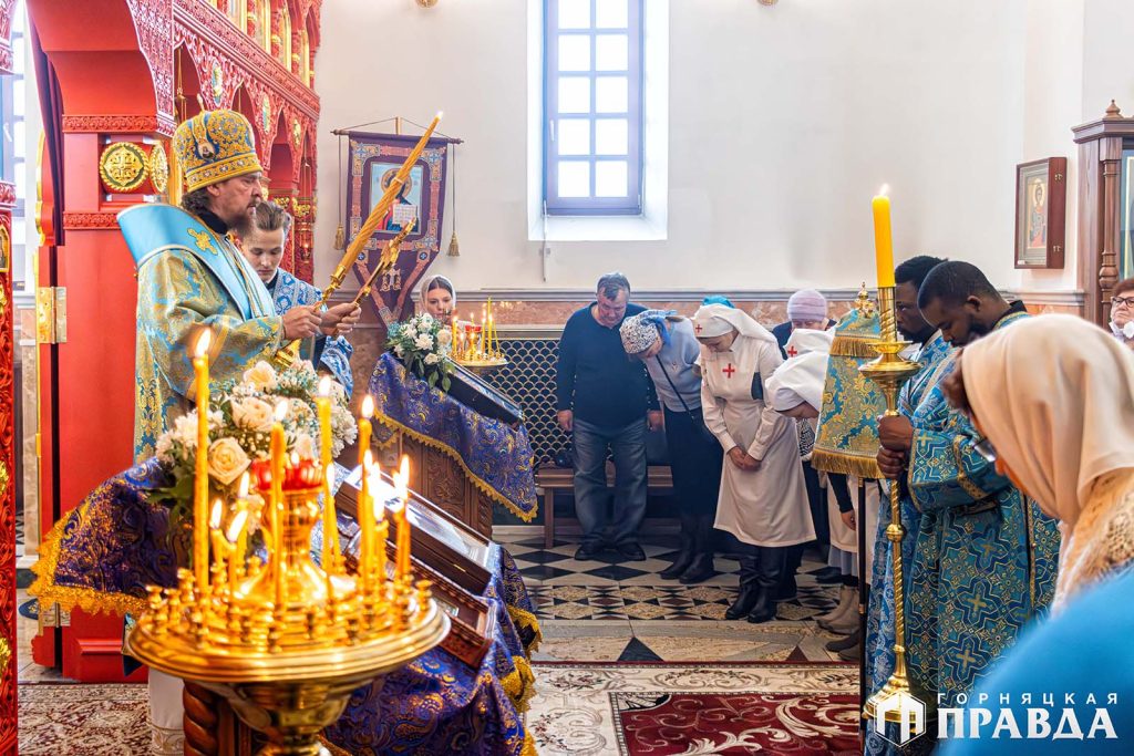 В розинском храме Божественную литургию совершил митрополит Челябинский и Миасский Алексий