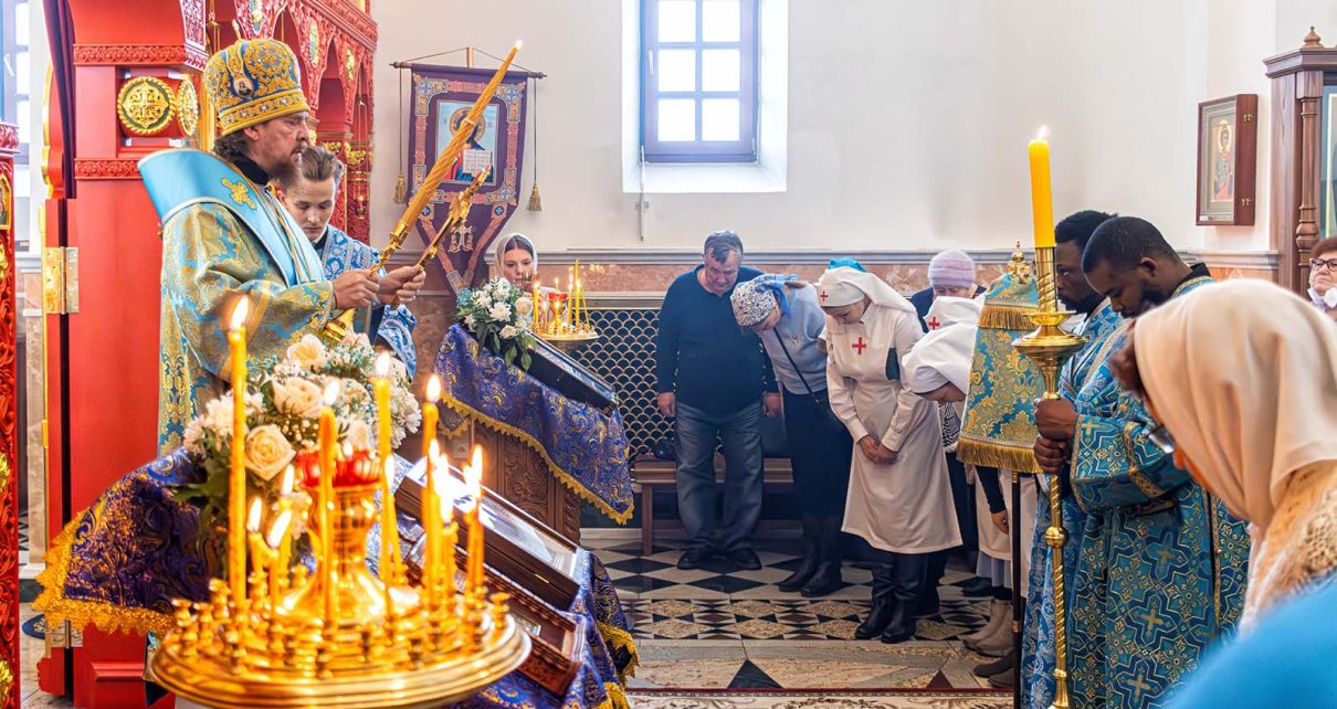 В розинском храме Божественную литургию совершил митрополит Челябинский и Миасский Алексий