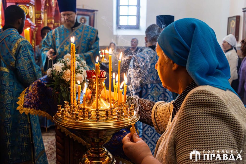 В розинском храме Божественную литургию совершил митрополит Челябинский и Миасский Алексий