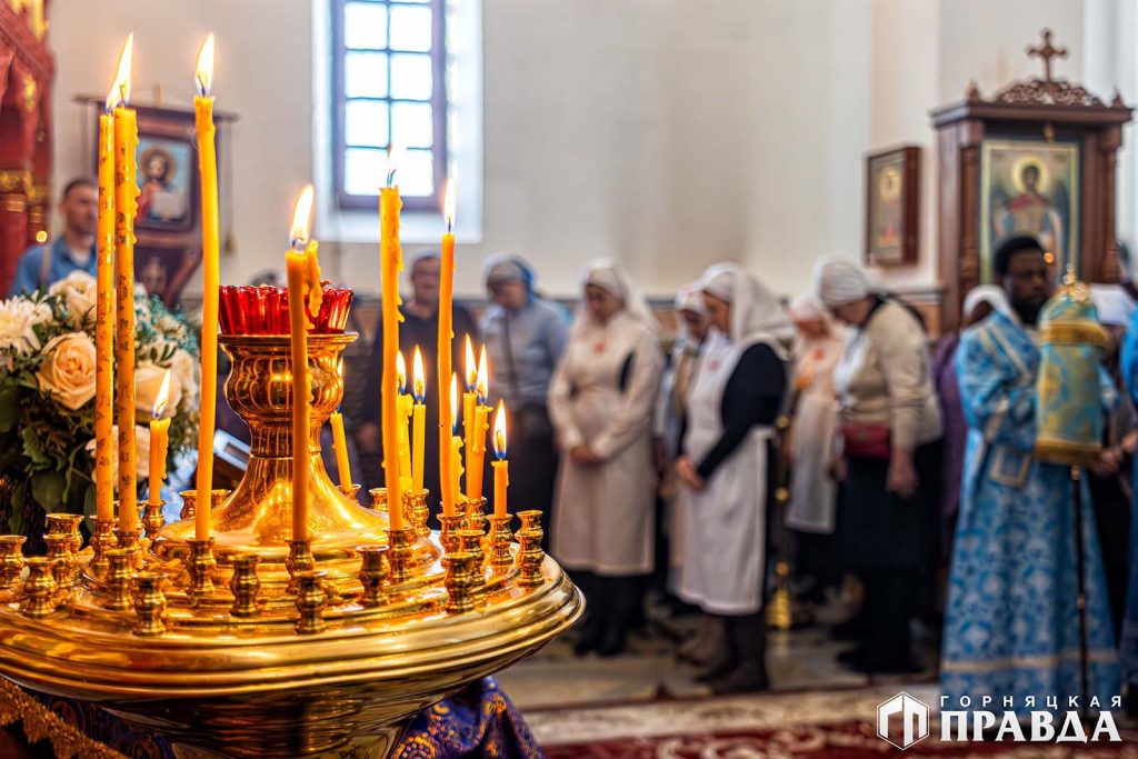 В розинском храме Божественную литургию совершил митрополит Челябинский и Миасский Алексий