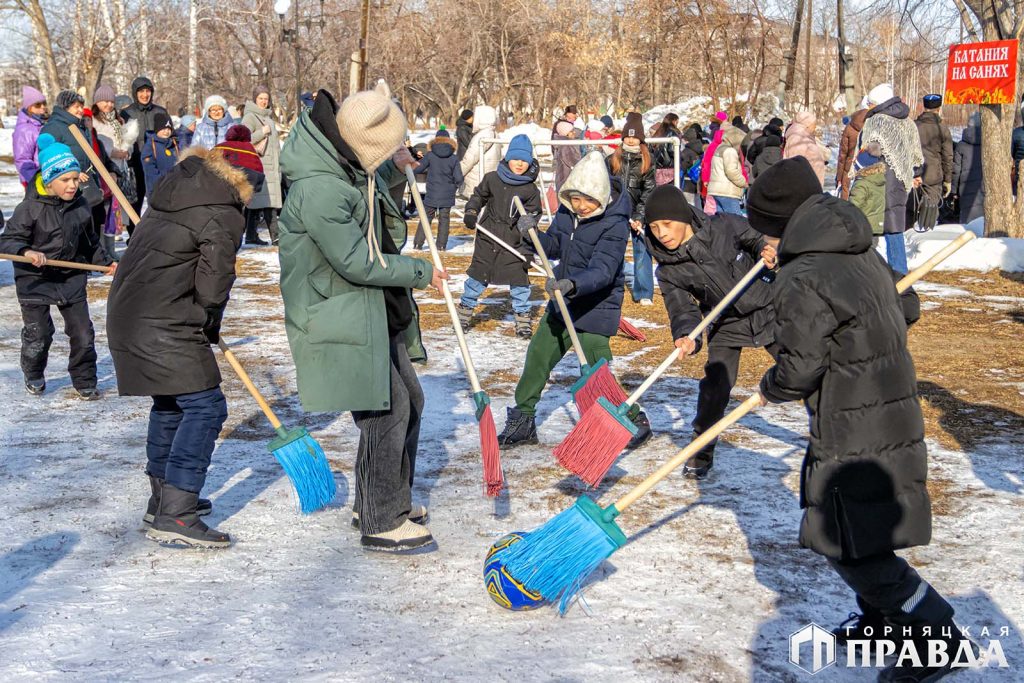 Парад масленичных чучел, народные игры и конкурсы — сегодня коркинцы провожали зиму