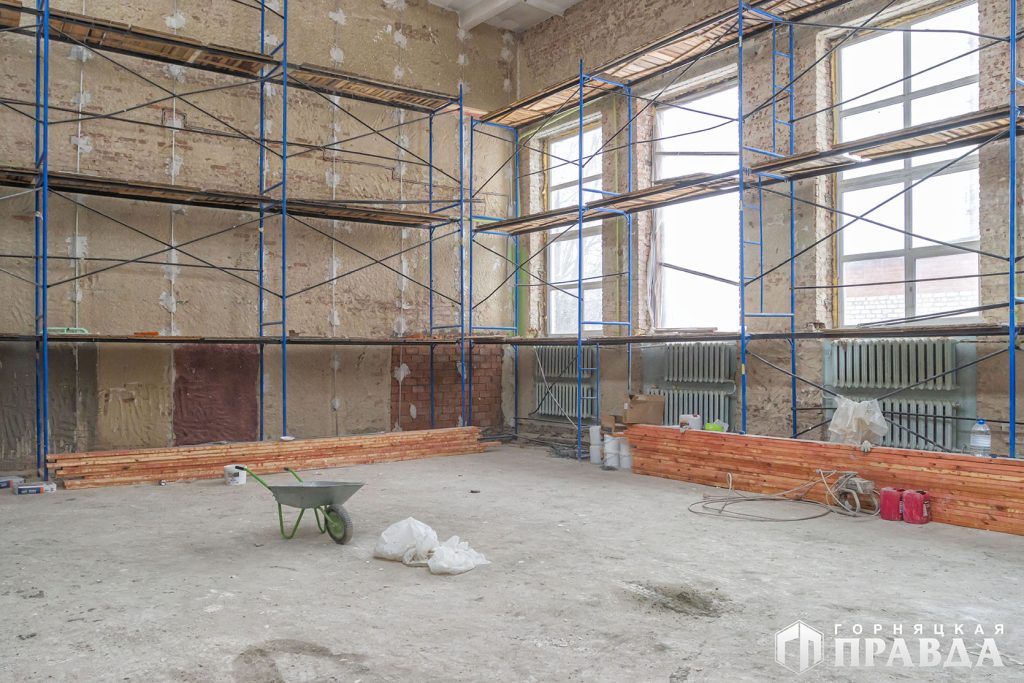 В Коркино в школе № 10 капитально ремонтируют спортивный зал