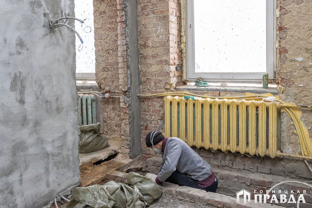 В Коркино в школе № 10 капитально ремонтируют спортивный зал