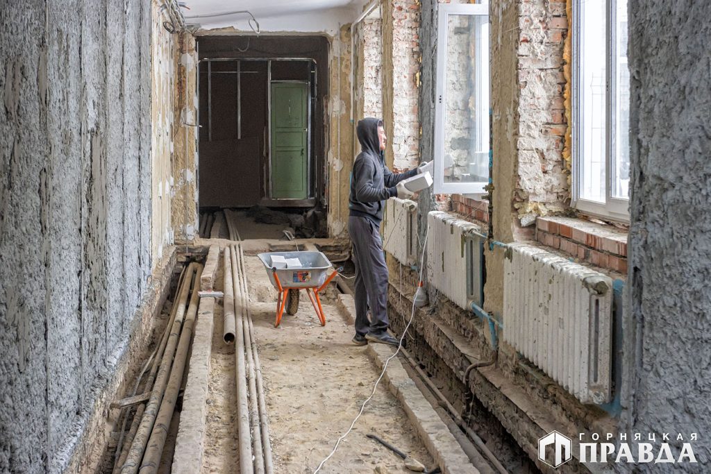 В Коркино в школе № 10 капитально ремонтируют спортивный зал