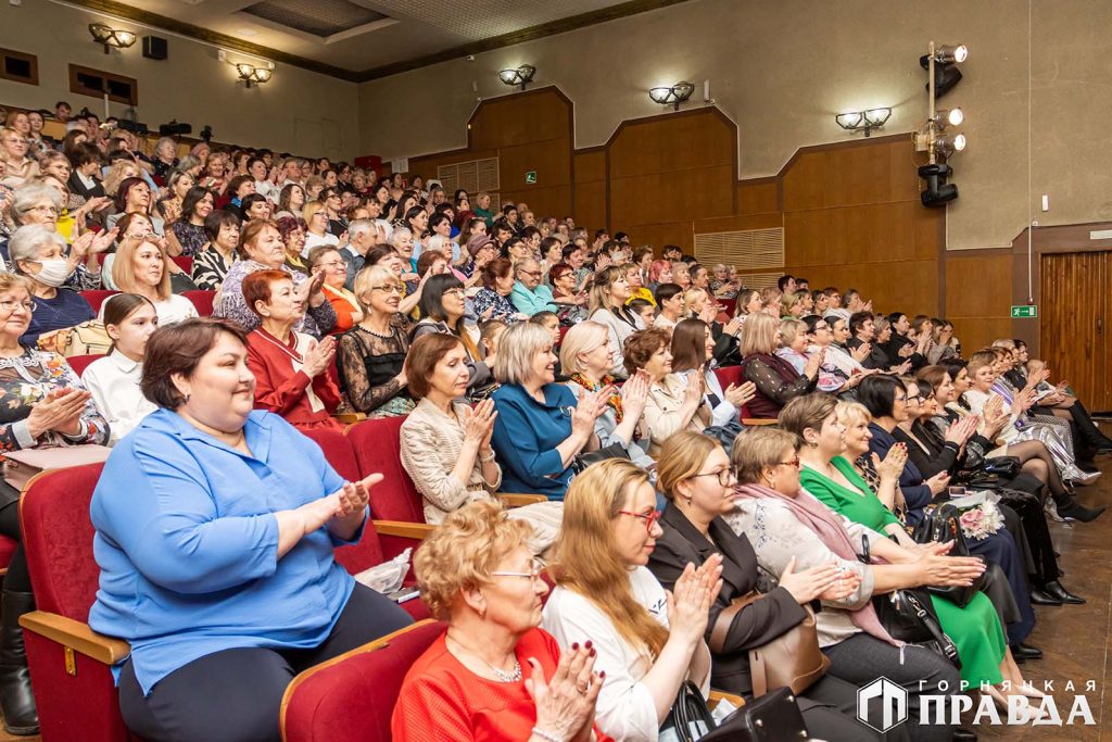 Коркинских женщин поздравили с самым главным праздником весны