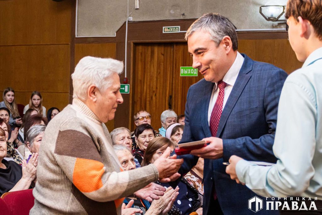 Коркинских женщин поздравили с самым главным праздником весны