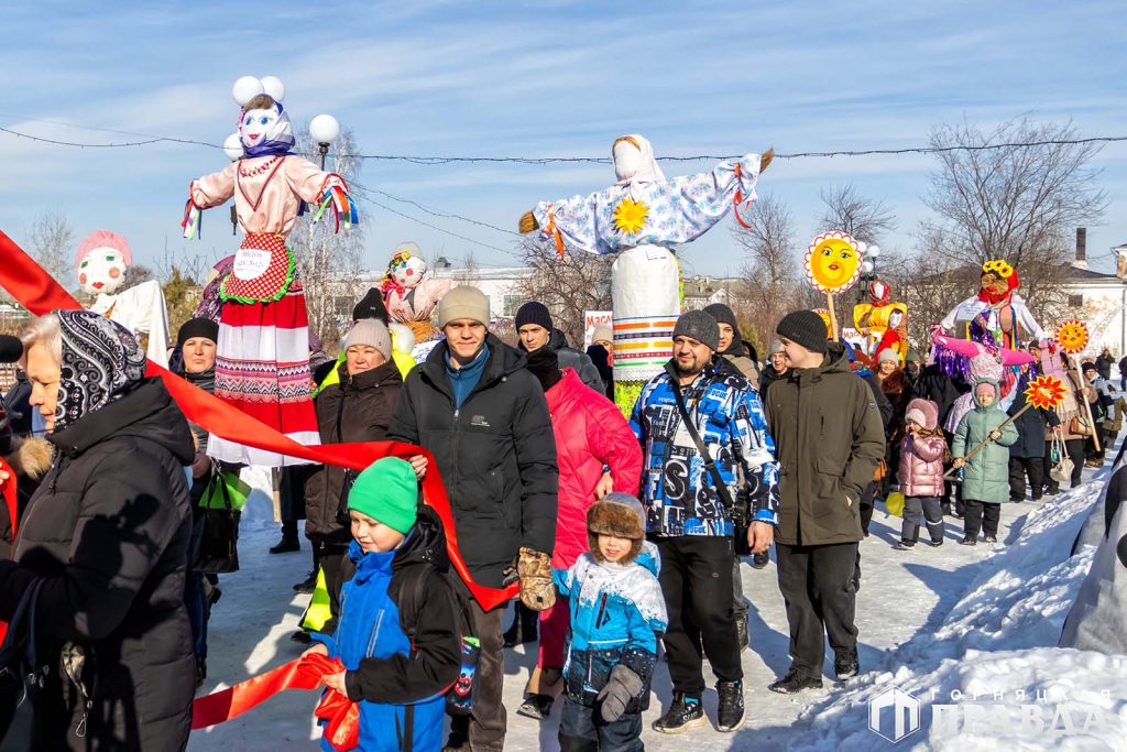 Парад масленичных чучел, народные игры и конкурсы — сегодня коркинцы провожали зиму