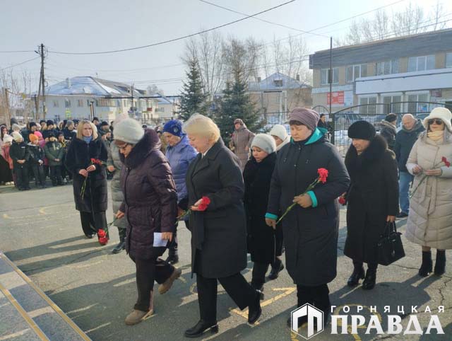 В школе посёлка Первомайского открыли мемориальную доску памяти Евгения Пипченко