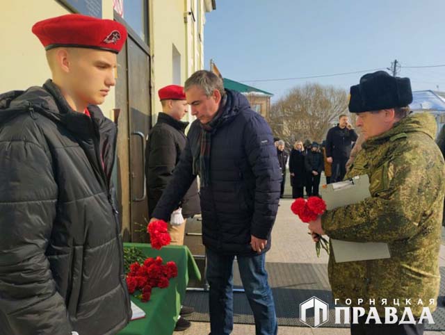 В школе посёлка Первомайского открыли мемориальную доску памяти Евгения Пипченко