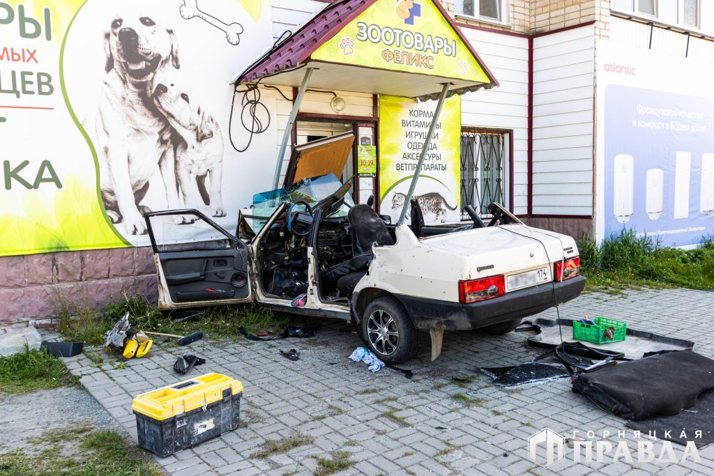 В Коркино водитель авто въехал в пятиэтажный дом