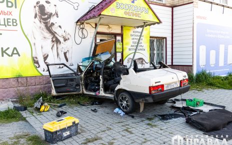 В Коркино водитель авто въехал в пятиэтажный дом