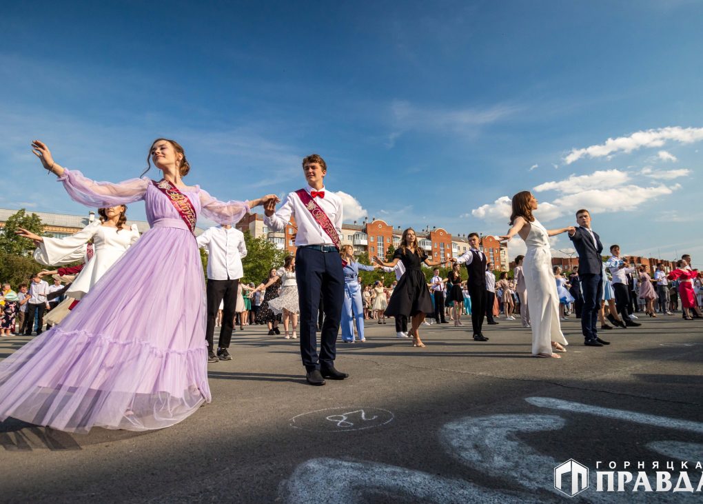Для около одной тысячи коркинских ребят нынче прозвенит последний звонок
