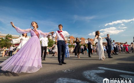 Для около одной тысячи коркинских ребят нынче прозвенит последний звонок