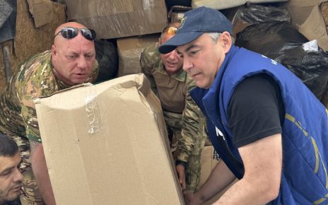 Парни из гуманитарного конвоя "Коркино-Еткуль 174" отвезли булаты вместе гуманитарной помощью и передали их бойцам